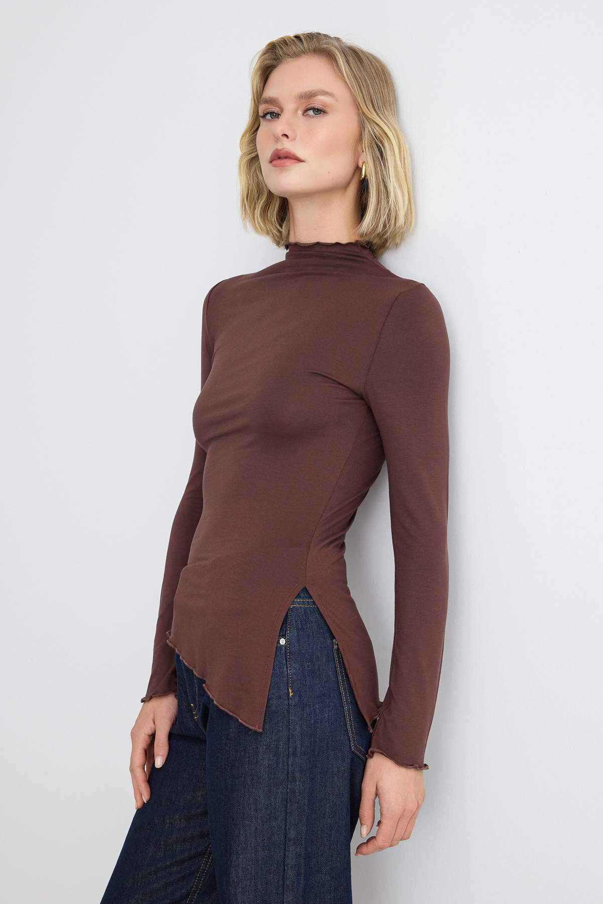 Trendyolmilla Kahverengi Düz Fitted Dik Yaka Standart Kol Uzun Regular Viskon Süprem Örme Bluz TWOAW27BZ00095