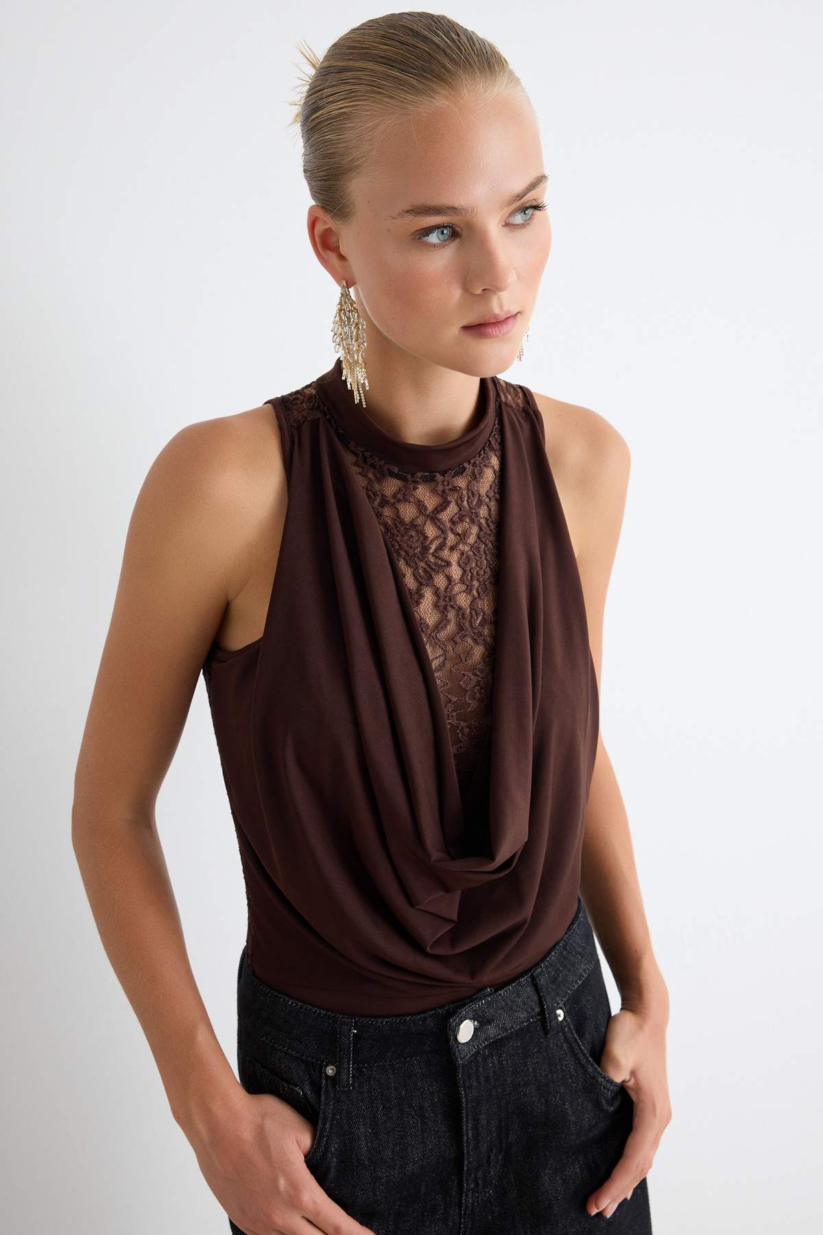 Trendyolmilla Kahverengi Dantel Detaylı Degaje Yaka Body TPRAW27BD00002