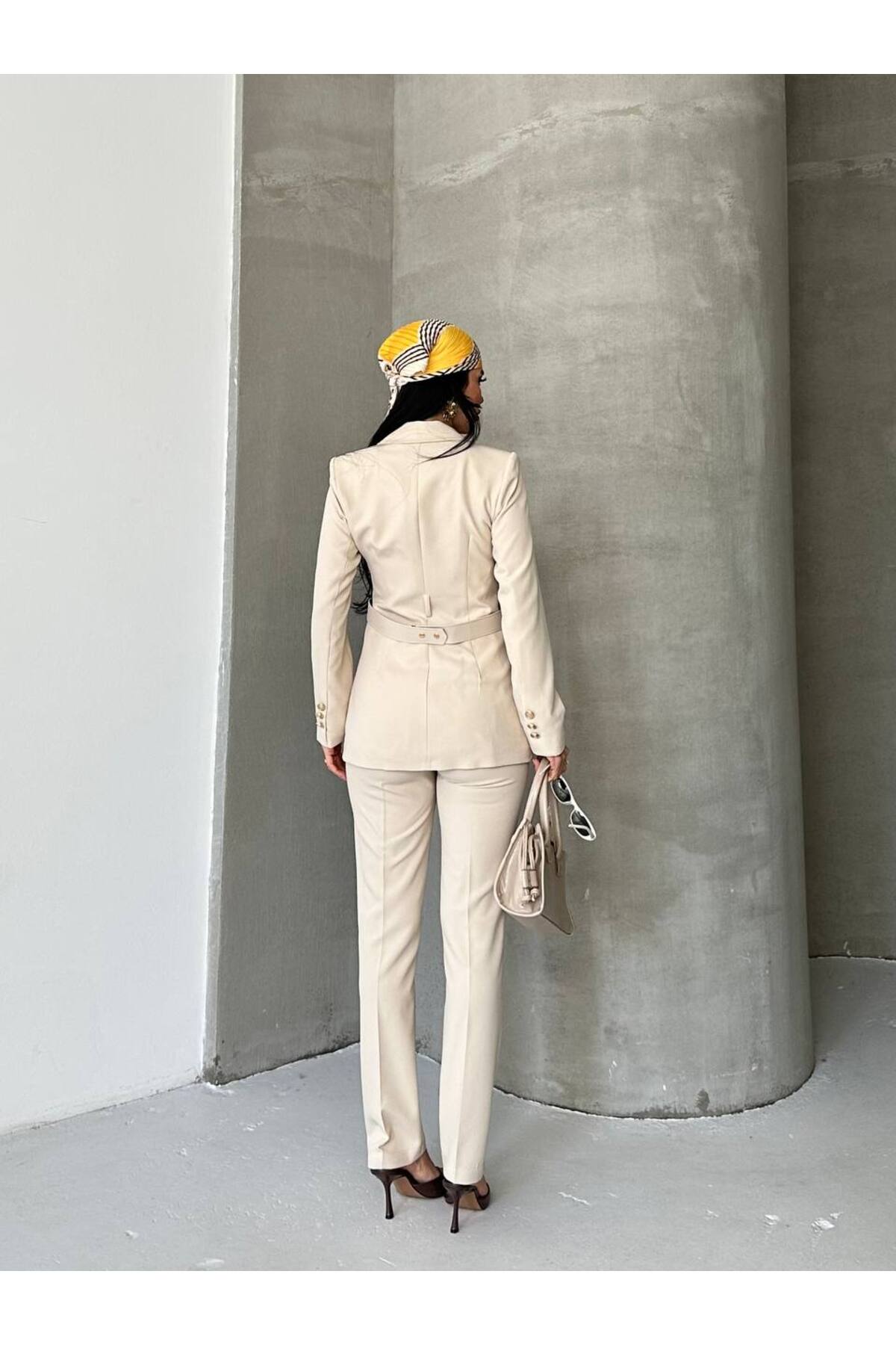 Damen Gürtel-Detail Goldknopf-Kostüm Beige - Görsel 12