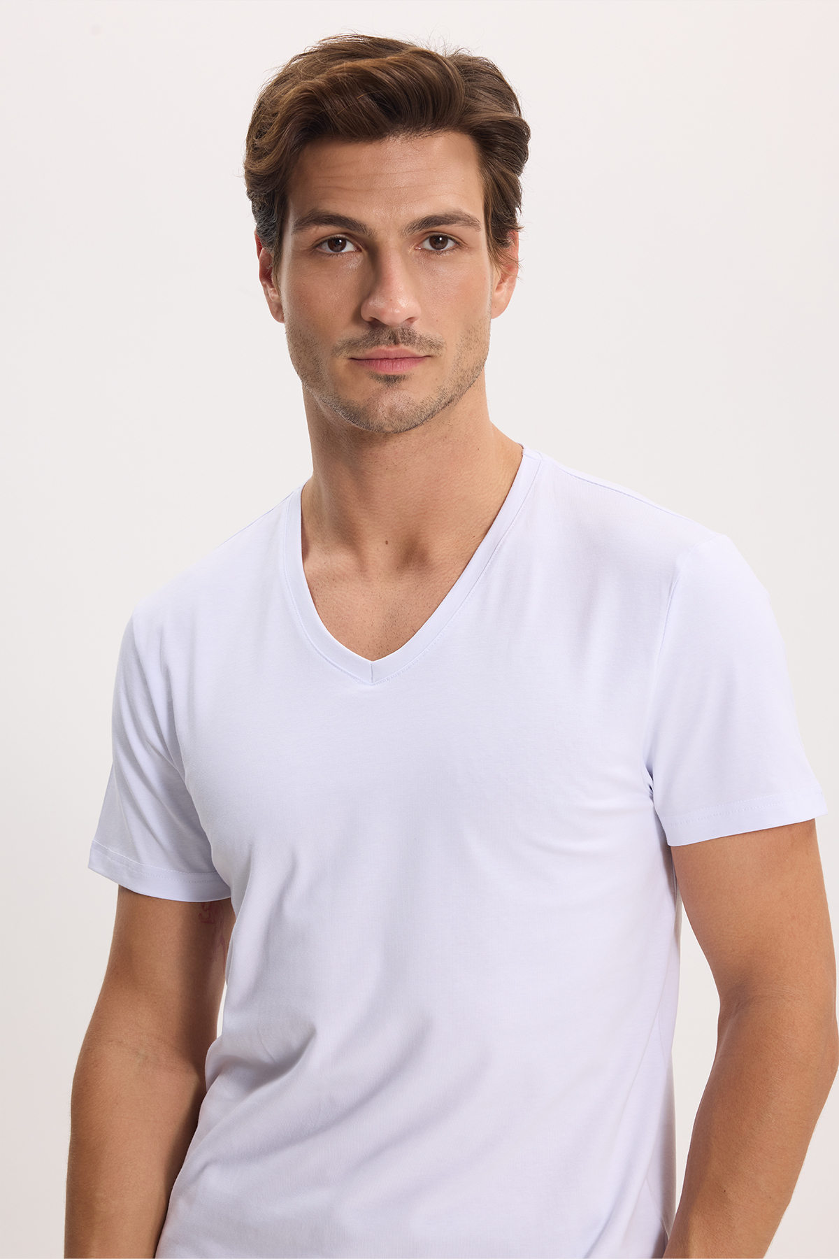 Tudors Erkek Slim Fit Dar Kesim Pamuklu Yumuşak Dokulu Likralı Esnek Kumaş Düz Basic Beyaz V Yaka Tişört