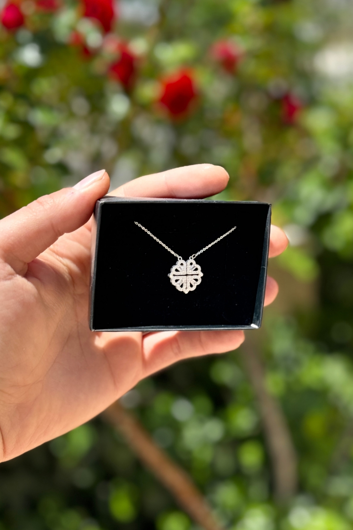 Lucente Jewellery Mıknatıslı Açılır Kapanır Kalp Yonca 925 Ayar Hediyelik Kalpten 4 Yapraklı Yoncaya Dönüşen 2'si 1 Arada Özel Tasarım Gümüş Çift Kullanımlı 45 Cm Zincirli Uğur Bereket Şans Aşk Simgesi Kadın Kolye görsel 7