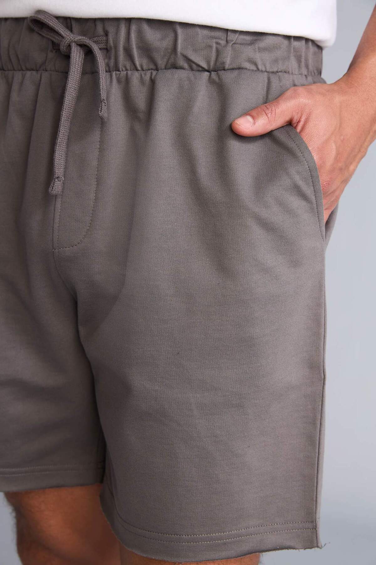 DeFacto %100 Pamuk Slım Fit Beli Lastikli Basic Diz Üstü Şort G4743AX26SM görsel 4