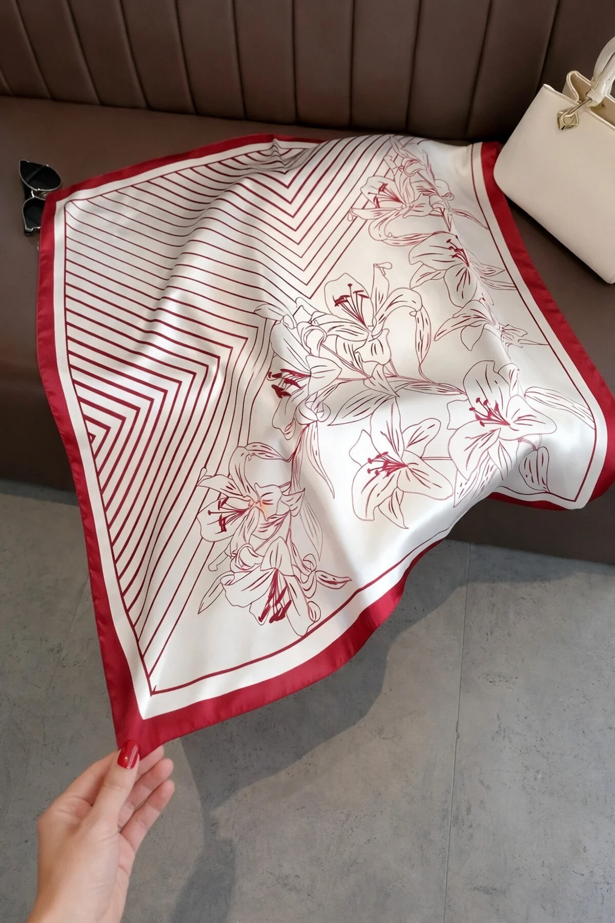 Mavero Kadın Kırmızı Ekru Zambak Ve Çizgi Desenli Rayon Fular 50x50 cm İpeksi Yumuşak Saç Çanta Aksesuarı görsel 2