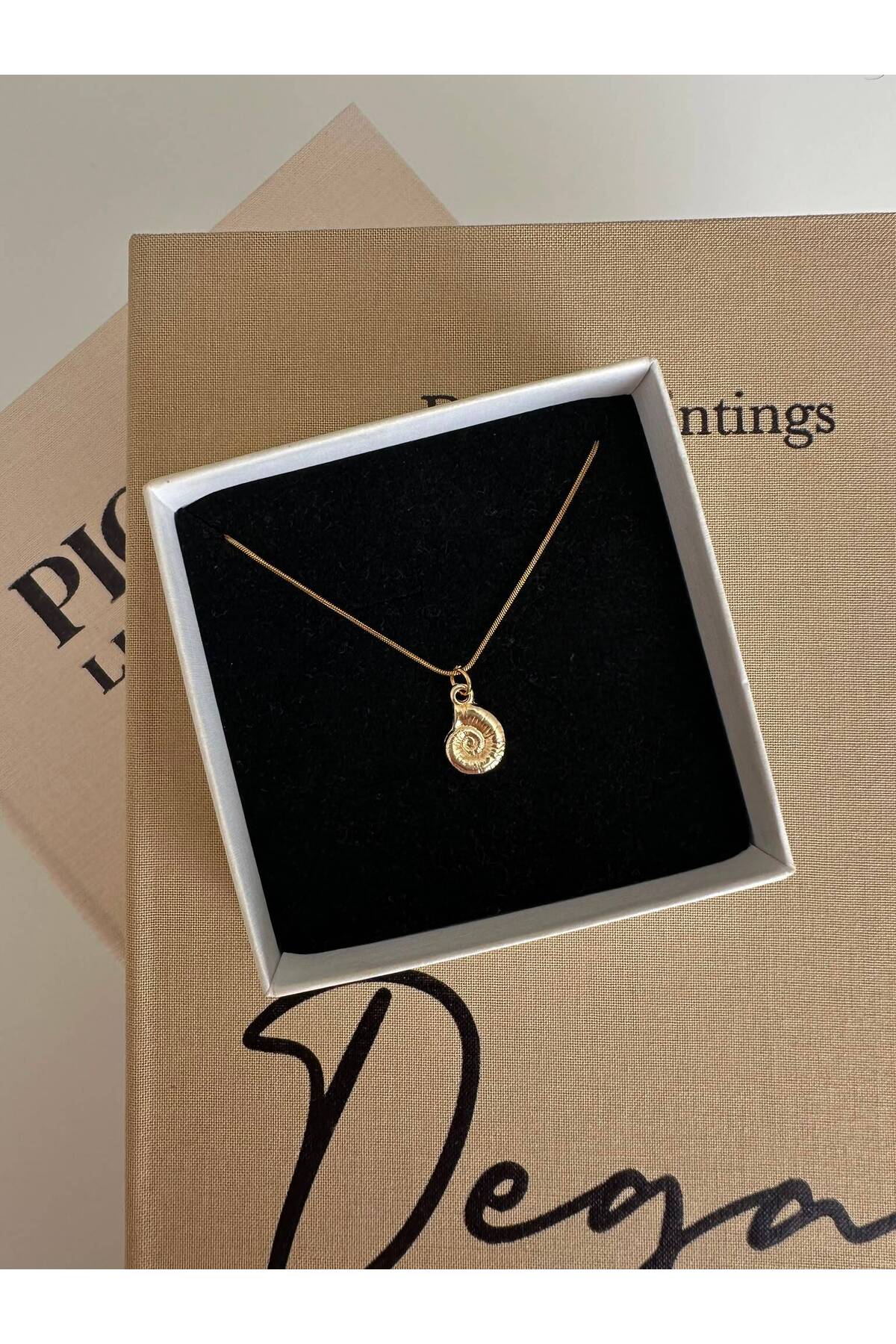 Mini Deniz Kabuğu Charm Çelik Zincirli 45 cm Yazlık Gold Kolye - Detay Görseli 4