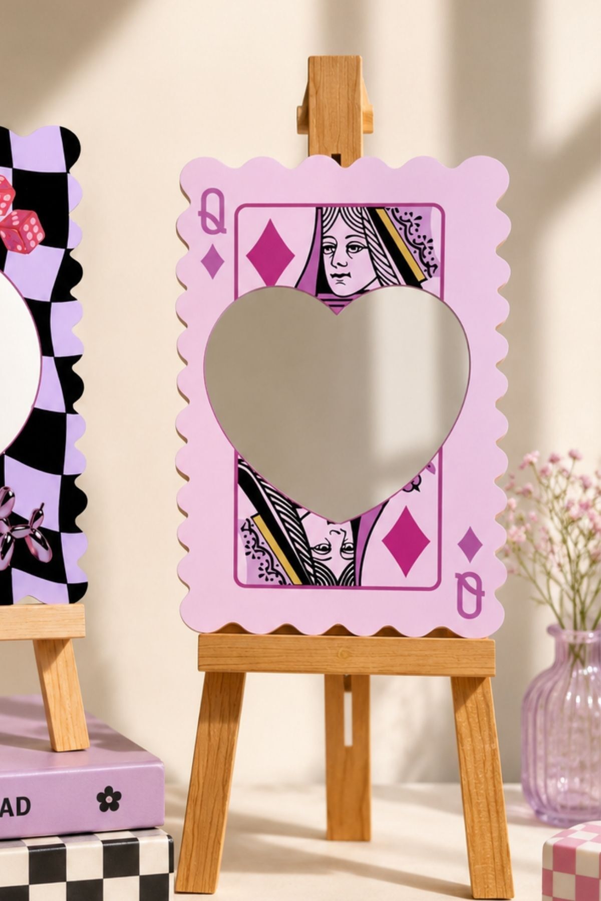 Kupa Kızı Ayna Görünümlü Pleksi Duvar Dekoru, Kalpli Ayna Tasarımlı Retro Dekor (25x35 cm)