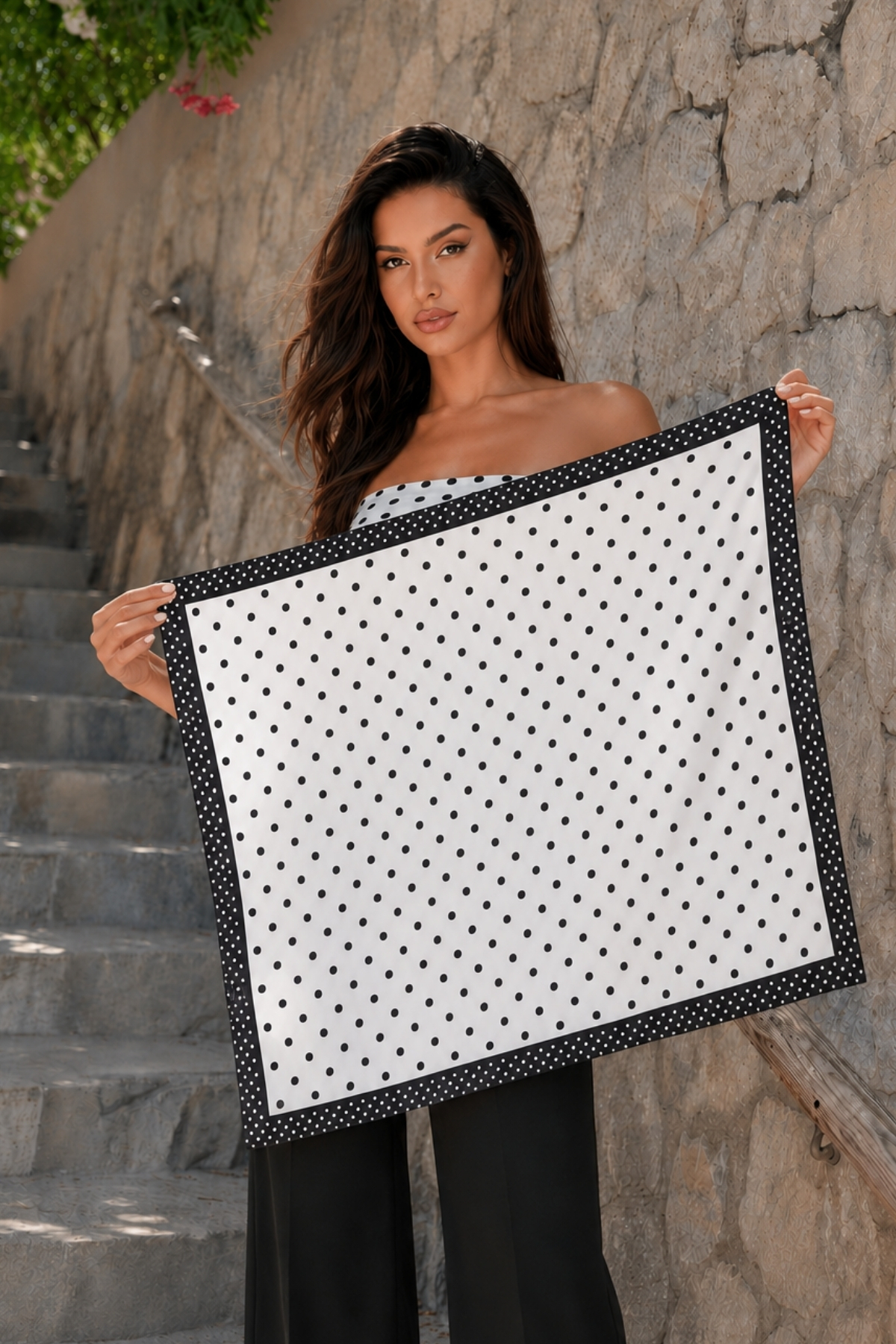 tarzınısec Tarzını Seç Siyah Beyaz Puantiyeli Siyah Çerçeve Desen Fular 70x70 cm görsel 4