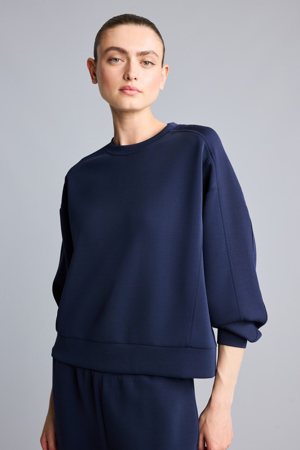 DeFacto Ultra Yumuşak Oversize Bisiklet Yaka Dikiş Detaylı Modal Sporcu Basic Sweatshirt H4536AX26AU görsel 3