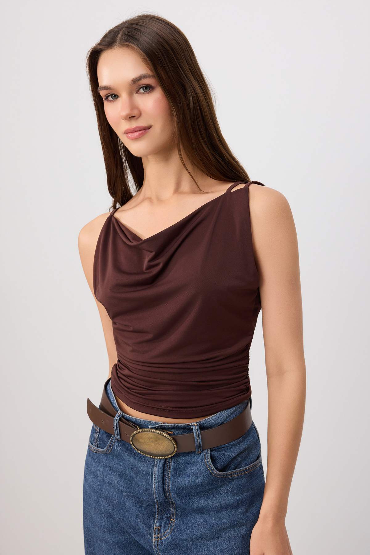 Trendyolmilla Kahverengi Fitted/Vücuda Oturan Degaje Yaka Kolsuz Esnek Örme Bluz TWOSS26BZ00921