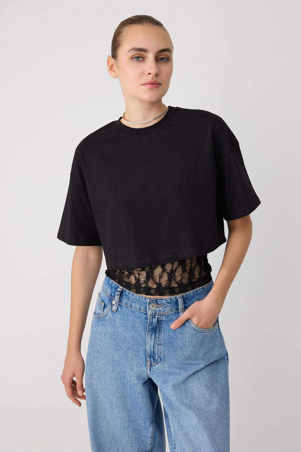 Trendyolmilla Siyah Düz Regular Bisiklet Yaka Dantel Detaylı Pamuklu Örme T-Shirt TWOSS26TS00336