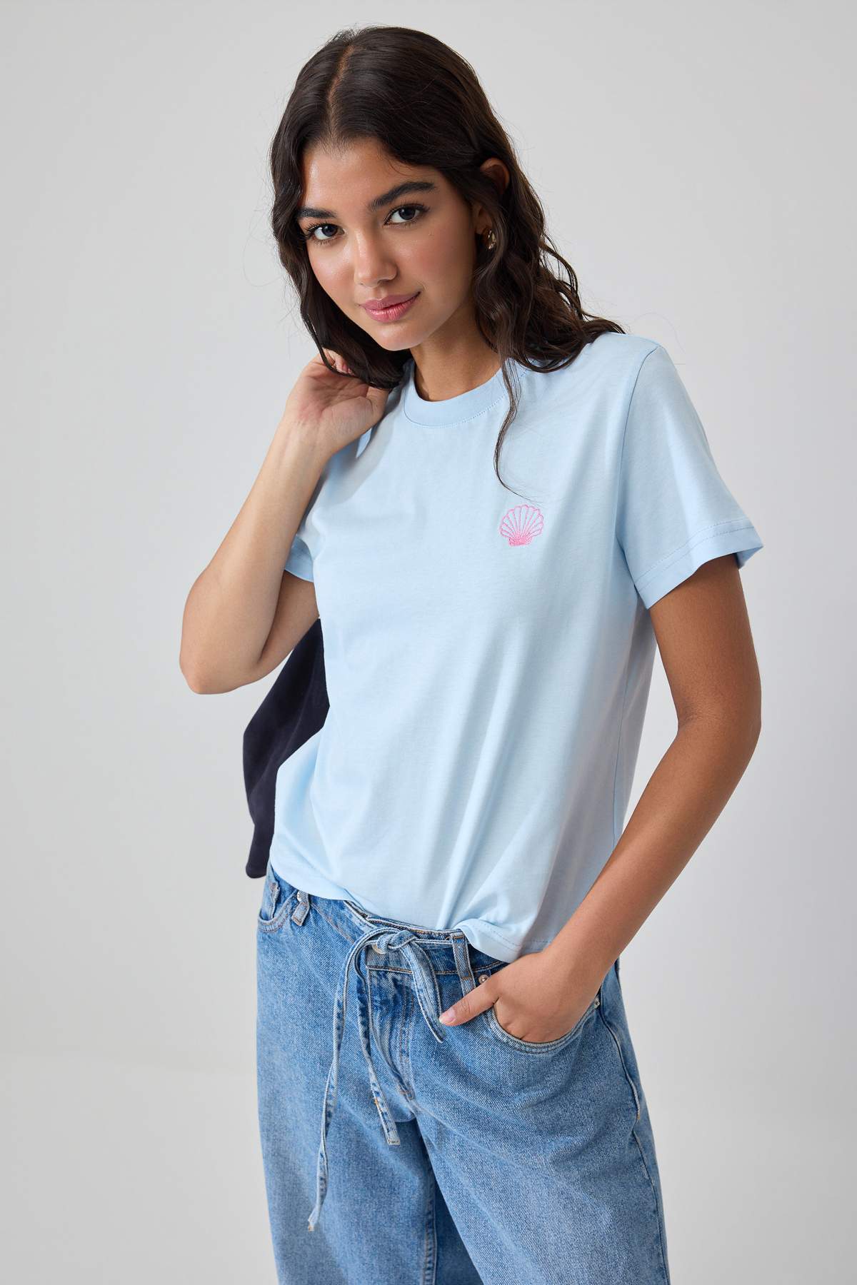 Trendyolmilla Mavi Nakışlı Regular/Normal Kalıp Kısa Kollu %100 Pamuk Örme T-Shirt TWOSS26TS00124