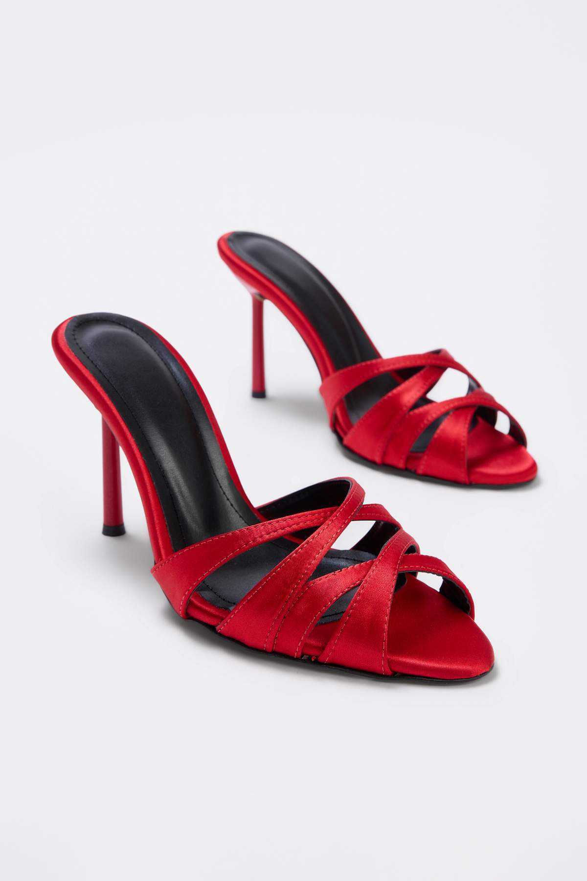 TRENDYOL SHOES Crvene satenske ženske klasične cipele na petu