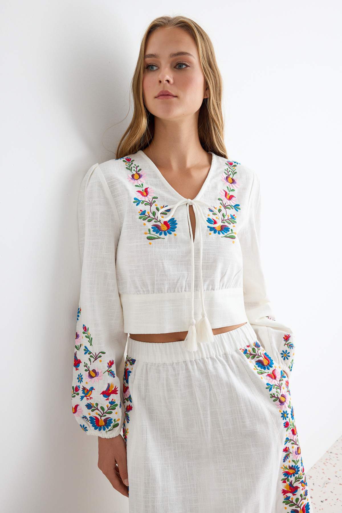 Trendyolmilla Beyaz Kolları Nakışlı %100 Pamuk Bluz TWOSS26BZ00741