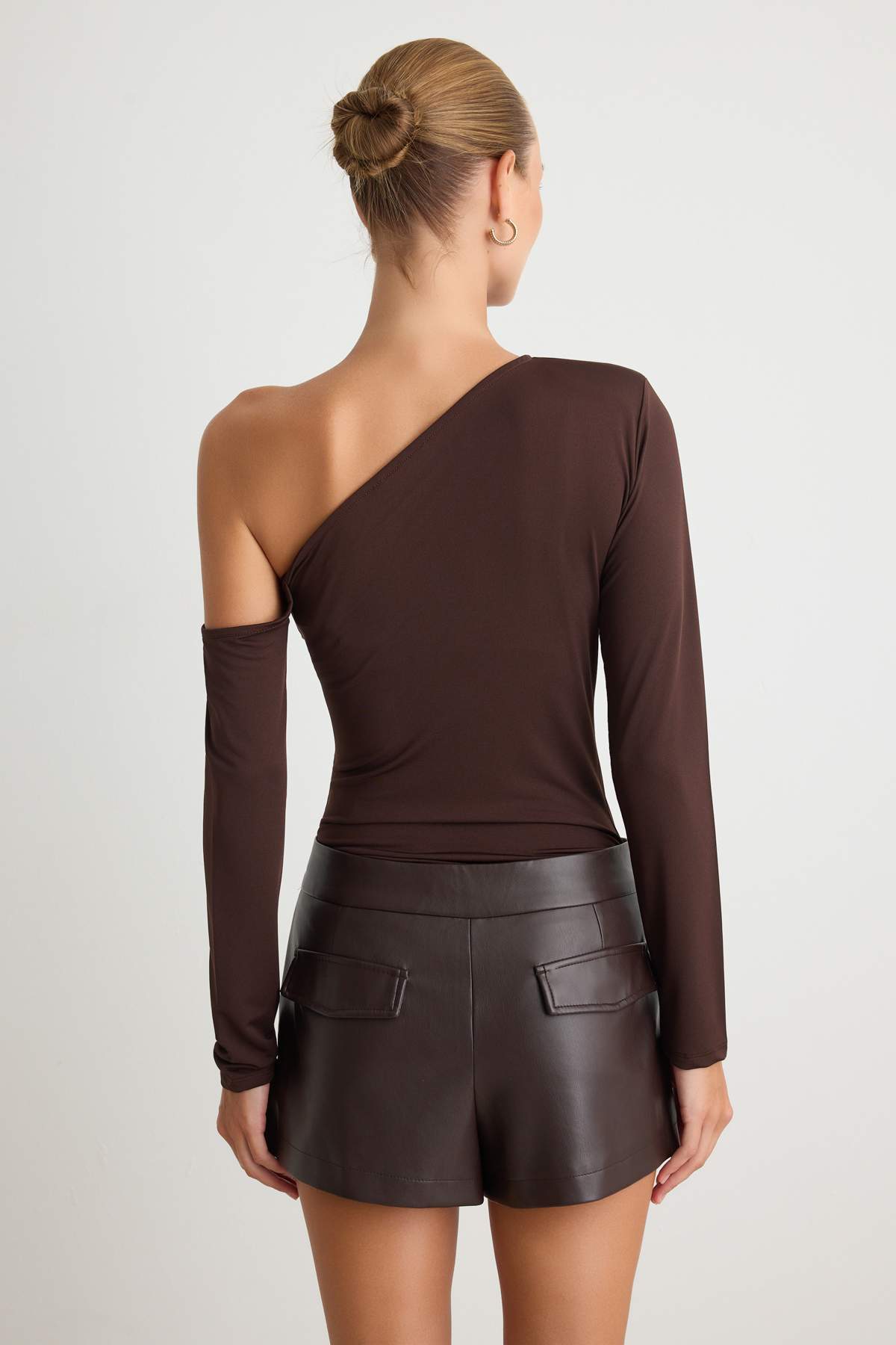 Brauner, asymmetrischer Kragen, langärmeliger Stretch-Strickbody mit Druckknöpfen TWOAW22BD0080