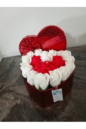 ALINA FLORAL Lüks Kalp Kutuda taş Detaylı Islak Dokulu Kırmızı Beyaz Gül Aran...