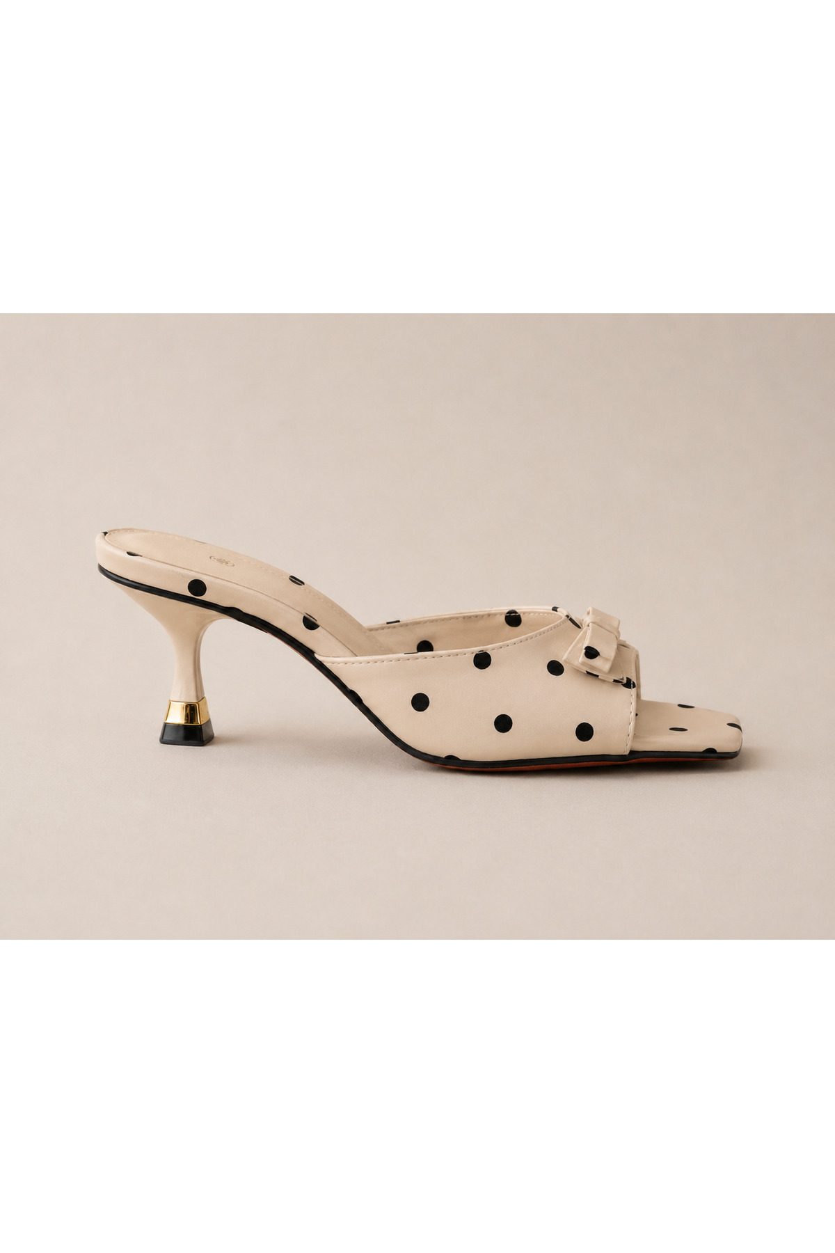KM shoes BEJ Puantiyeli Kadın Terlik 5 Cm Topuklu Fiyonklu Günlük Şık Terlik görsel 3