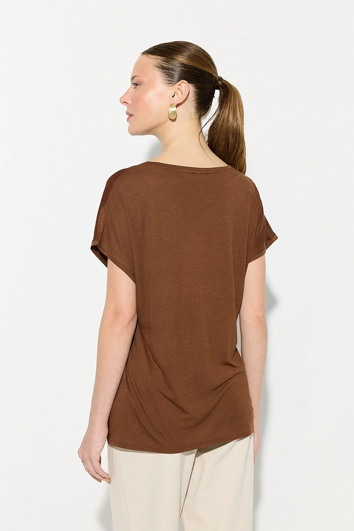Gusto V Yaka Önü Saten Tshirt - Kahverengi görsel 5