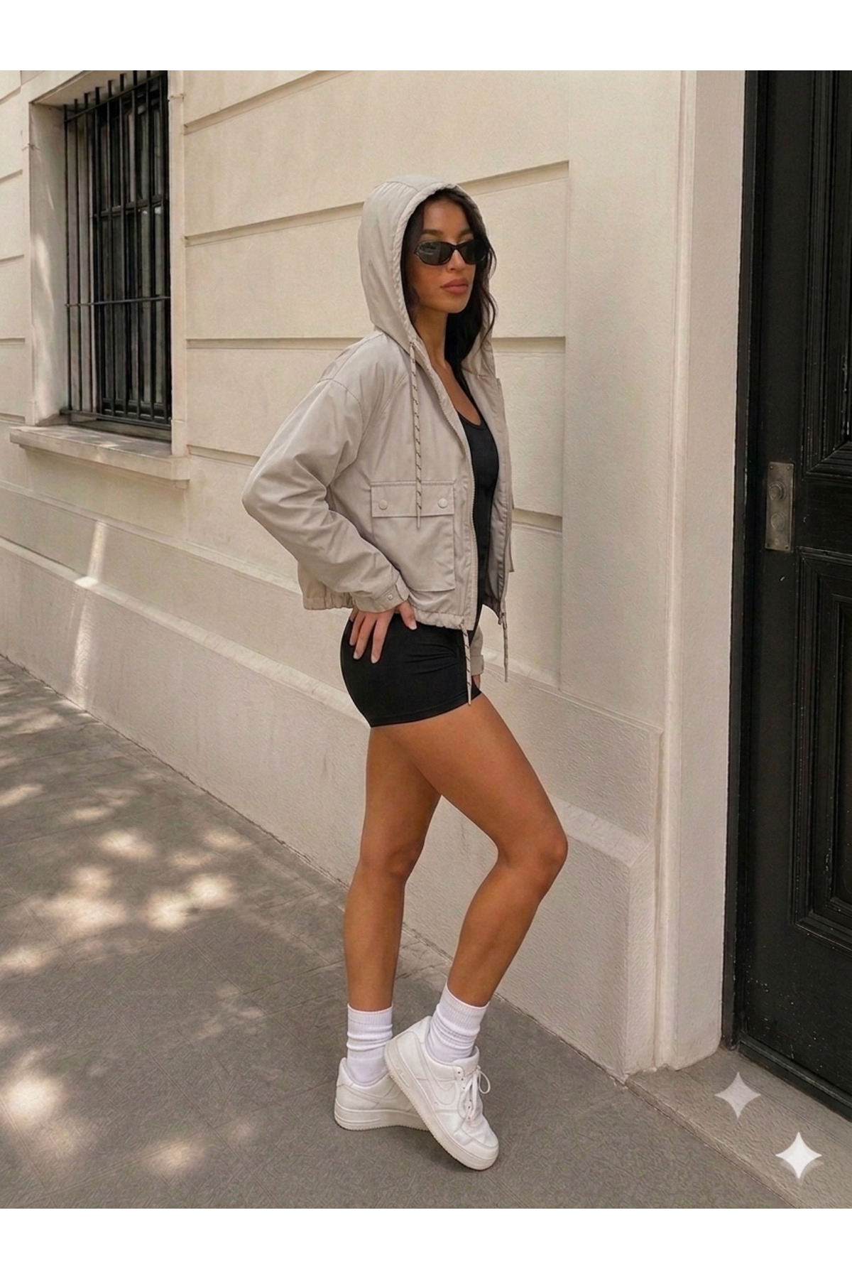 ladyzey kadın bej kapüşonlu crop yağmurluk görsel 5