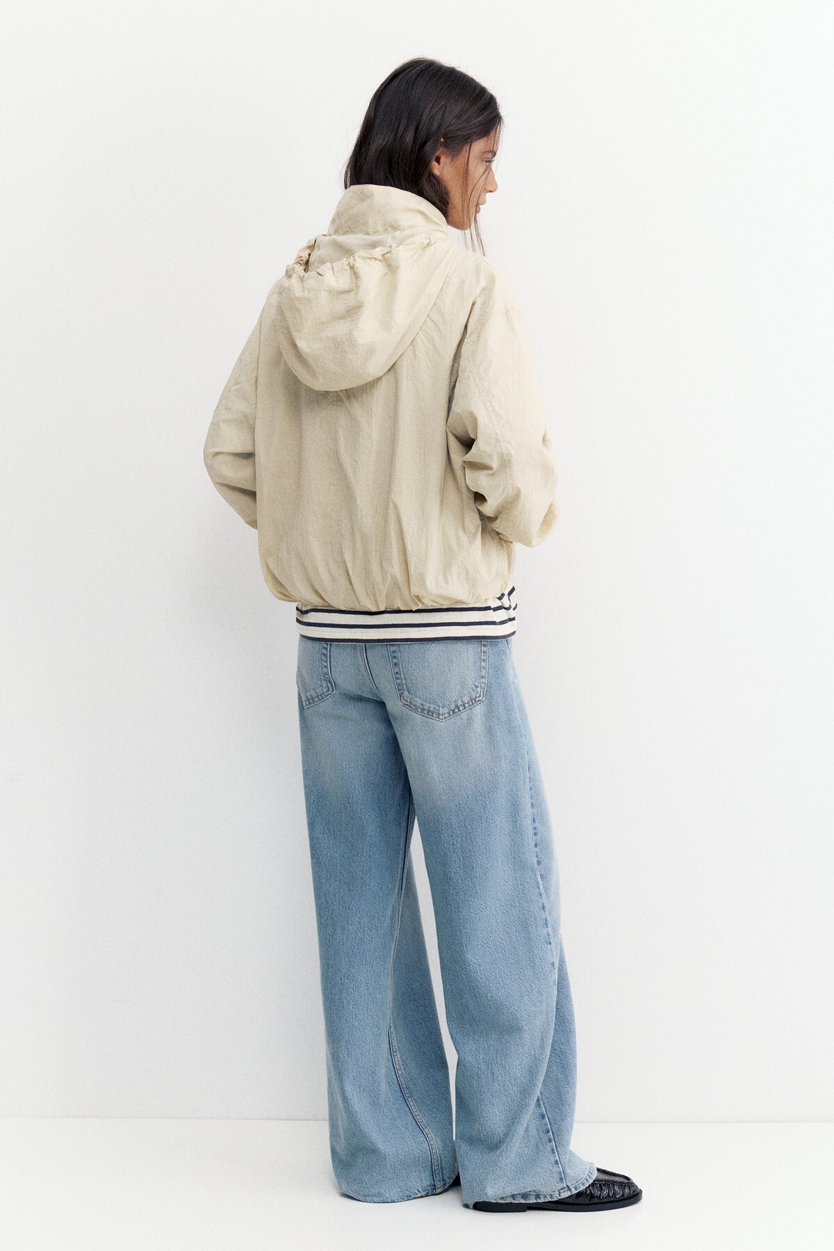 Pull & Bear Kapüşonlu hafif mont görsel 5