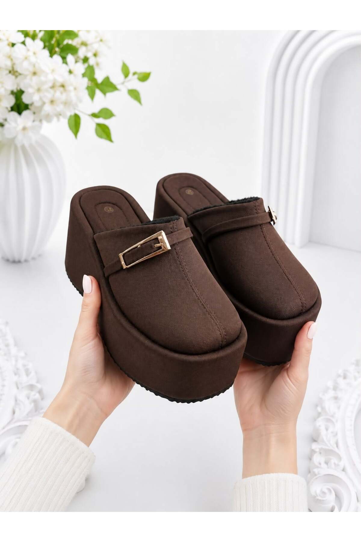 dabab shoes NARA Kadın Acı Kahve Sıcak Kürklü Gold Tokalı Kapalı Burun Dolgu Topuklu Platform Terlik görsel 3