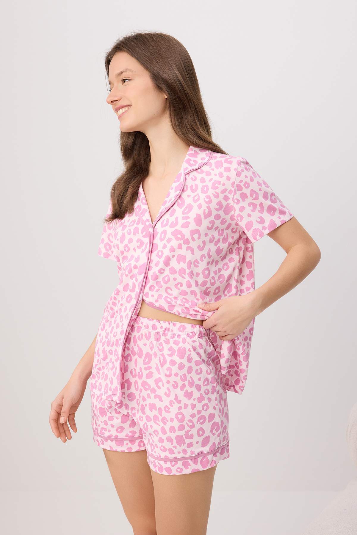Trendyolmilla Pembe %100 Pamuklu Leopar Desenli Şortlu Örme Pijama Takımı THMSS24PT00392