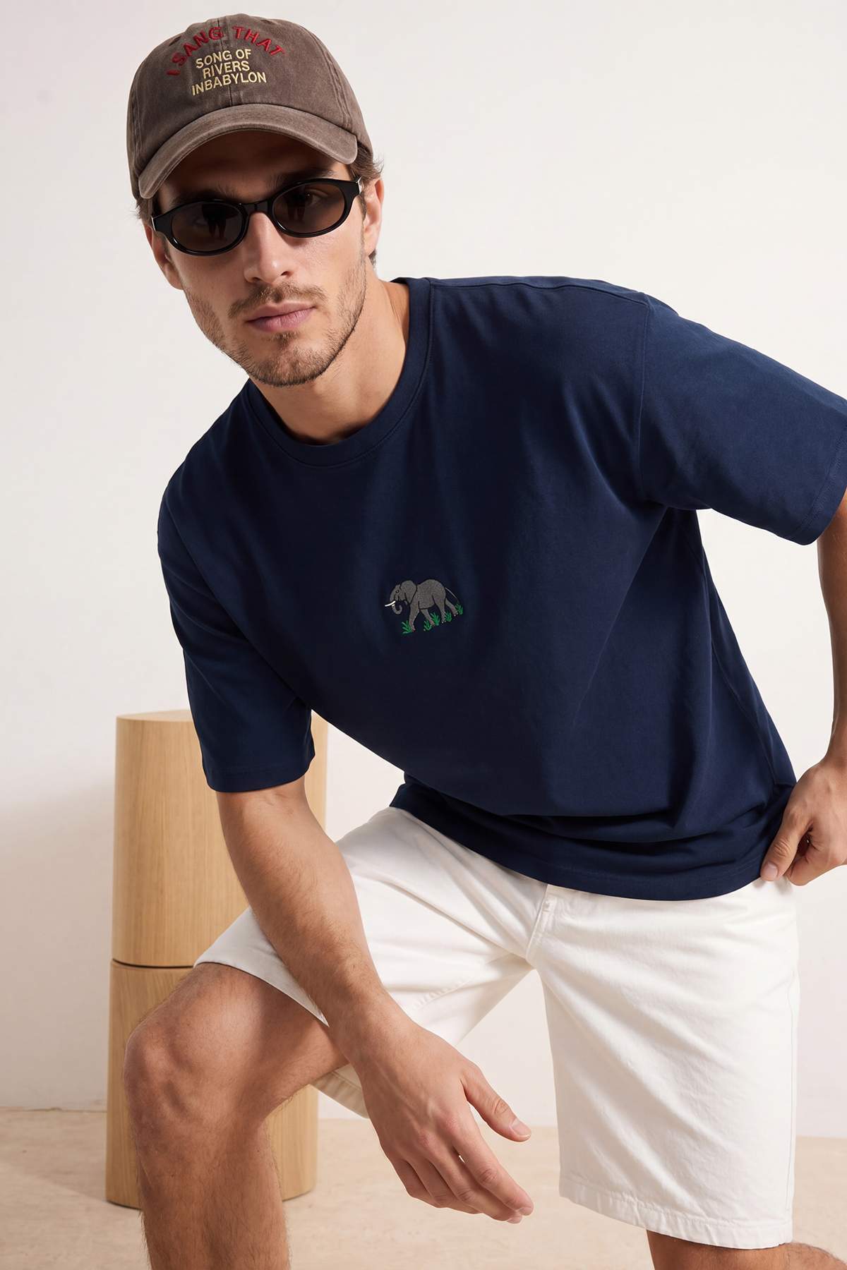Trendyolmilla Man Lacivert Unisex Oversize/Geniş Kalıp Fil Nakış %100 Pamuk T-Shirt TMNSS26TS00077