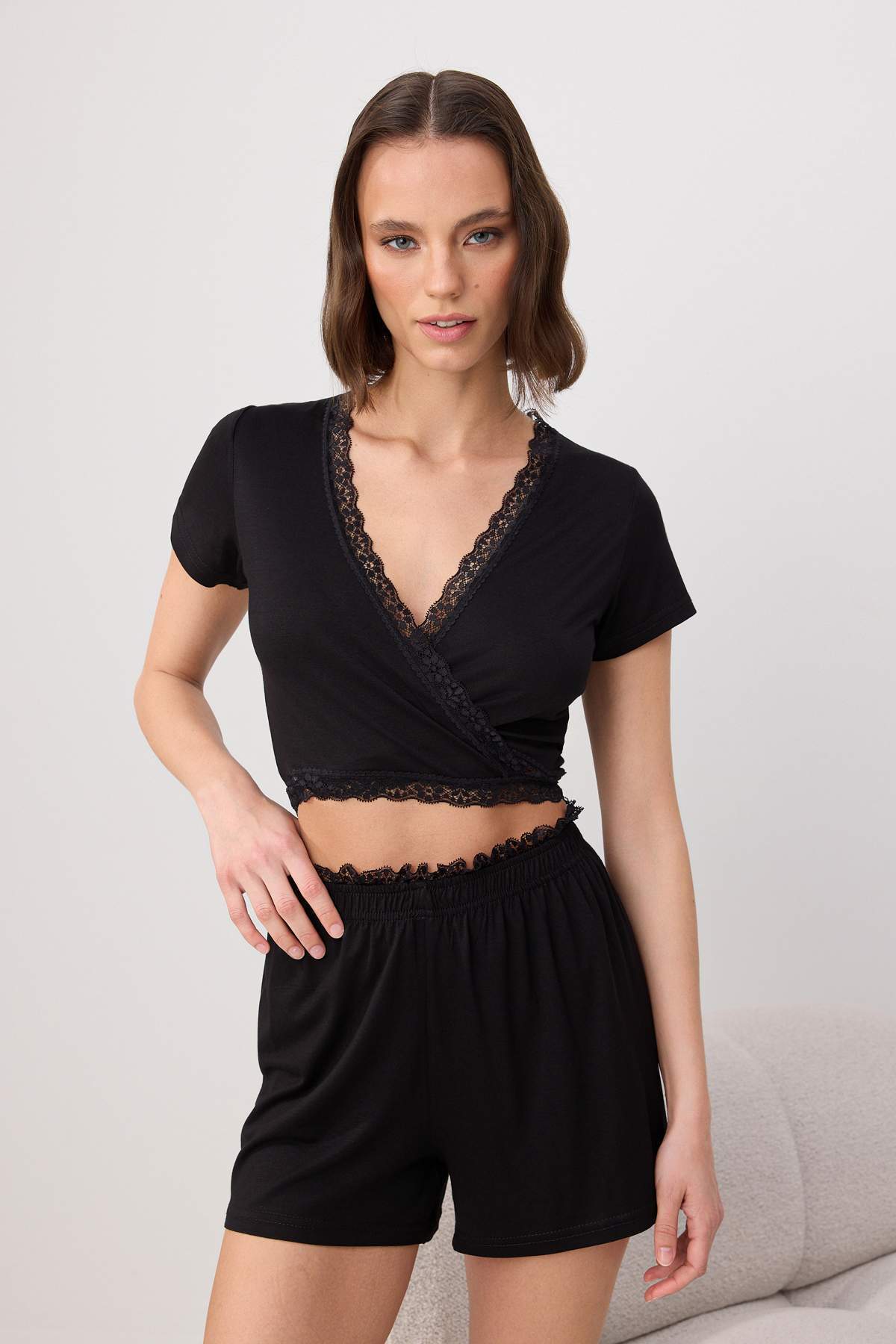 Trendyolmilla Siyah Kruvaze Dantel Detaylı Viskon Örme Pijama Takımı THMSS26PT00228