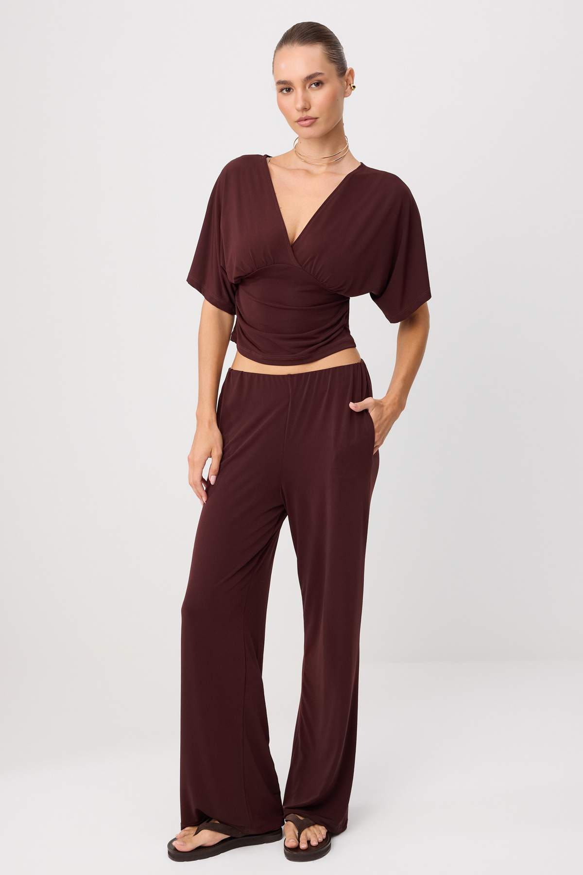 Trendyolmilla Kahverengi Düz Fitted Yarasa Kol Kısa Geniş Paça Krep Örme Alt - Üst Takım TWOSS26AU00281