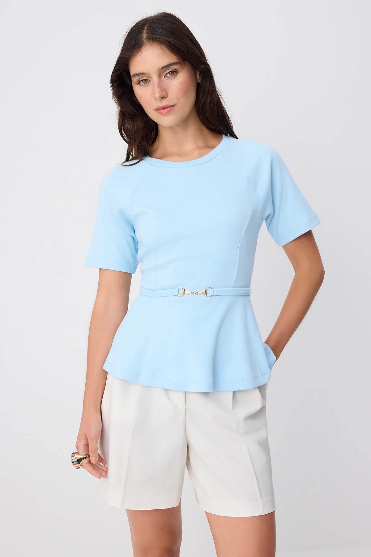 Trendyolmilla Açık Mavi Düz Peplum Bisiklet Yaka Kısa Aksesuar Detaylı İnterlok Örme Bluz TWOSS26BZ00242