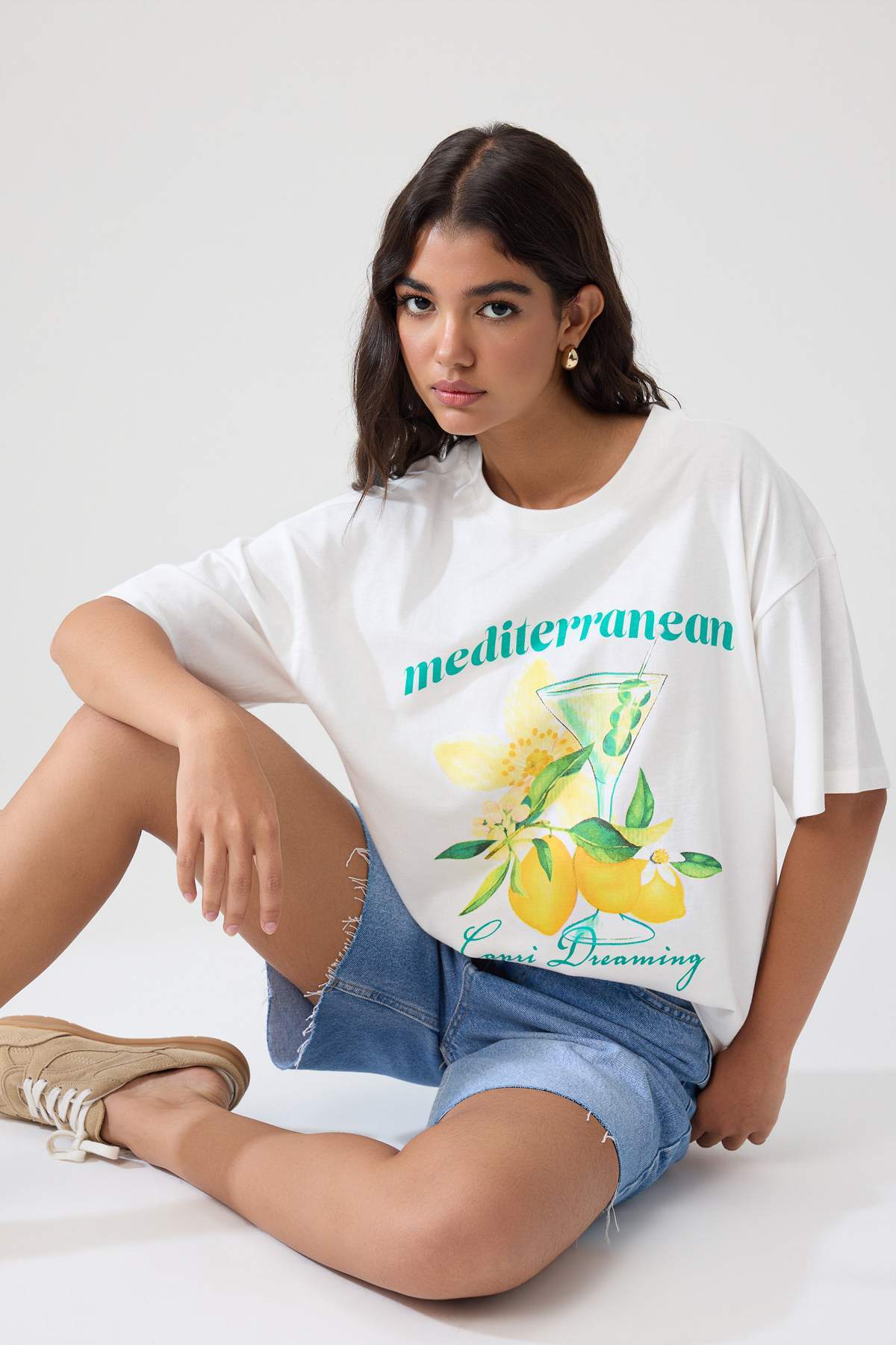 Trendyolmilla Ekru %100 Pamuk Sırt ve Ön Baskılı Oversize/Rahat Kesim Örme T-Shirt TWOSS24TS00234