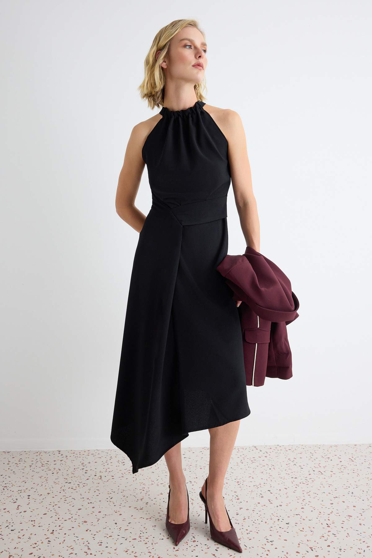 Trendyolmilla Siyah Halter Yaka Asimetrik Kesim Midi Dokuma Elbise TWOAW27EL00121