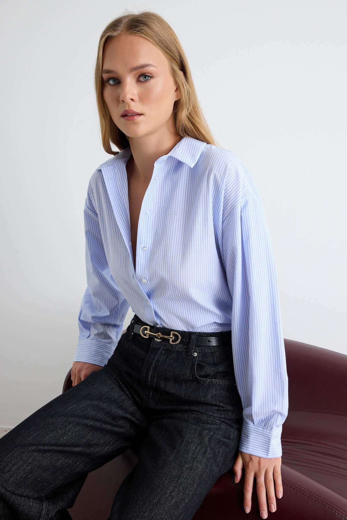 Kolekcia Trendyol Modrá pruhovaná oversize / Wide Fit tkaná košeľa TWOSS23GO0...