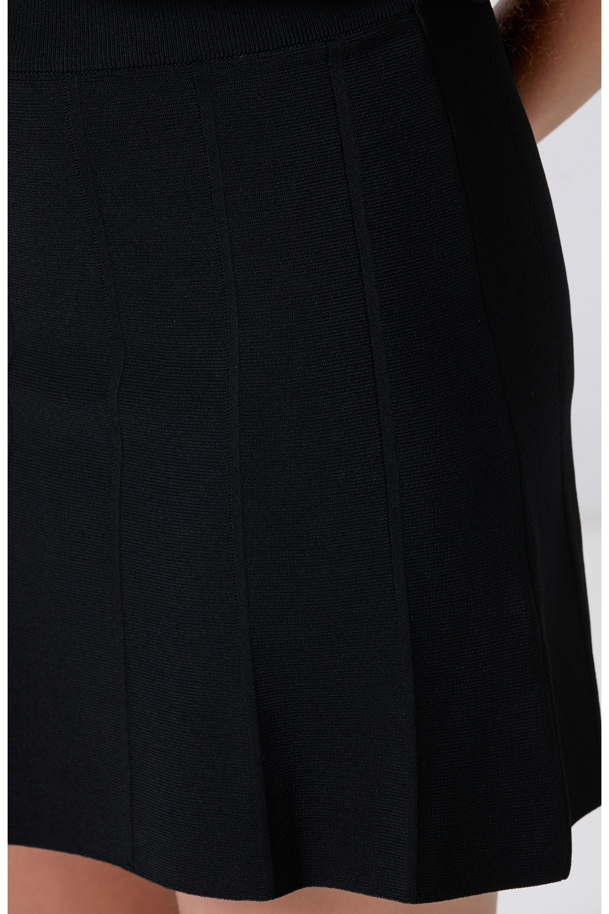 Network Siyah Jakar Detaylı Mini Rayon Etek görsel 5