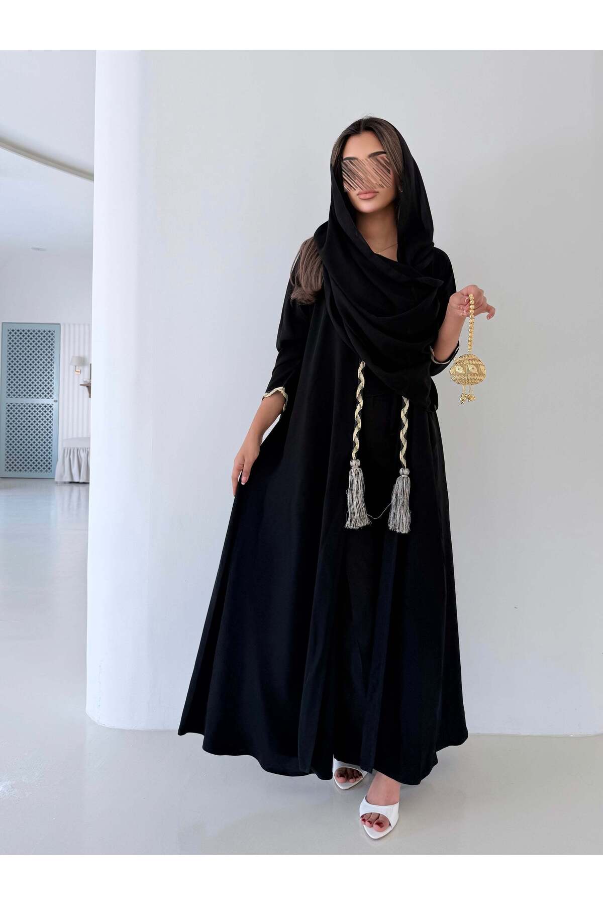 عباية كريب أسود بكلفة أمامية وأكمام قصة نص كلوش