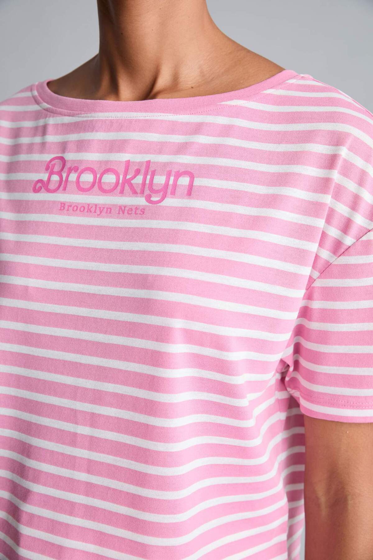 DeFacto NBA Brooklyn Nets Loose Fit Kayık Yaka Sporcu Kısa Kollu Tişört H9583AX26HS görsel 4
