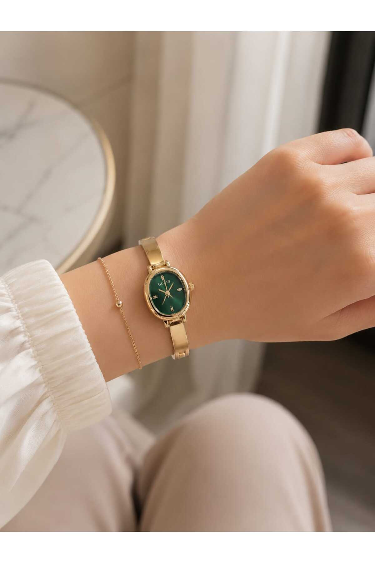 Guess GUGW0924L7 Yeni Sezon Kelepçeli Kadın Kol Saati
