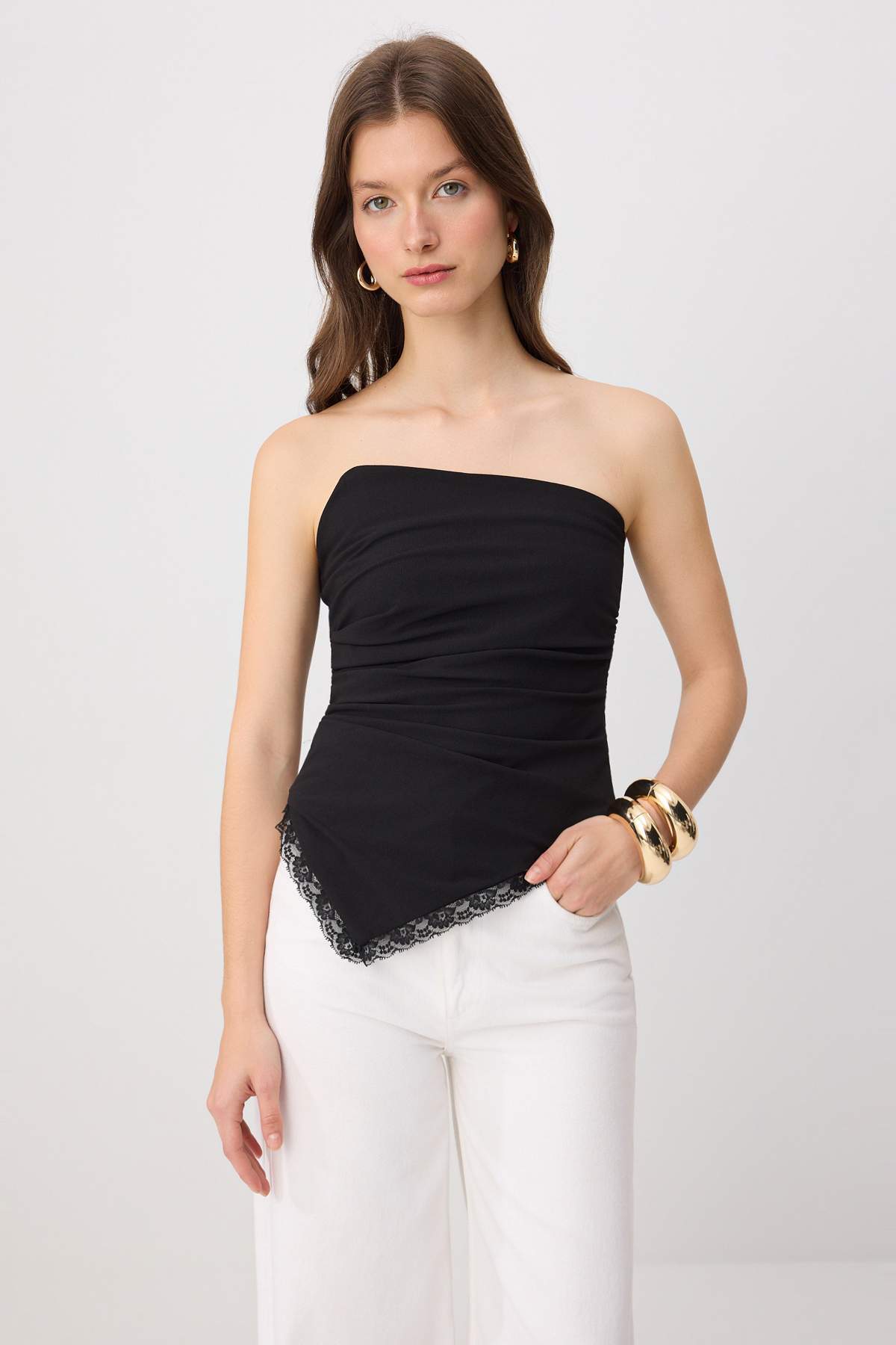 Trendyolmilla Siyah Fitted/Vücuda Oturan Straplez Kolsuz Dantel Detaylı Crop/Kısa Krep Örme Bluz TWOSS26BZ00822