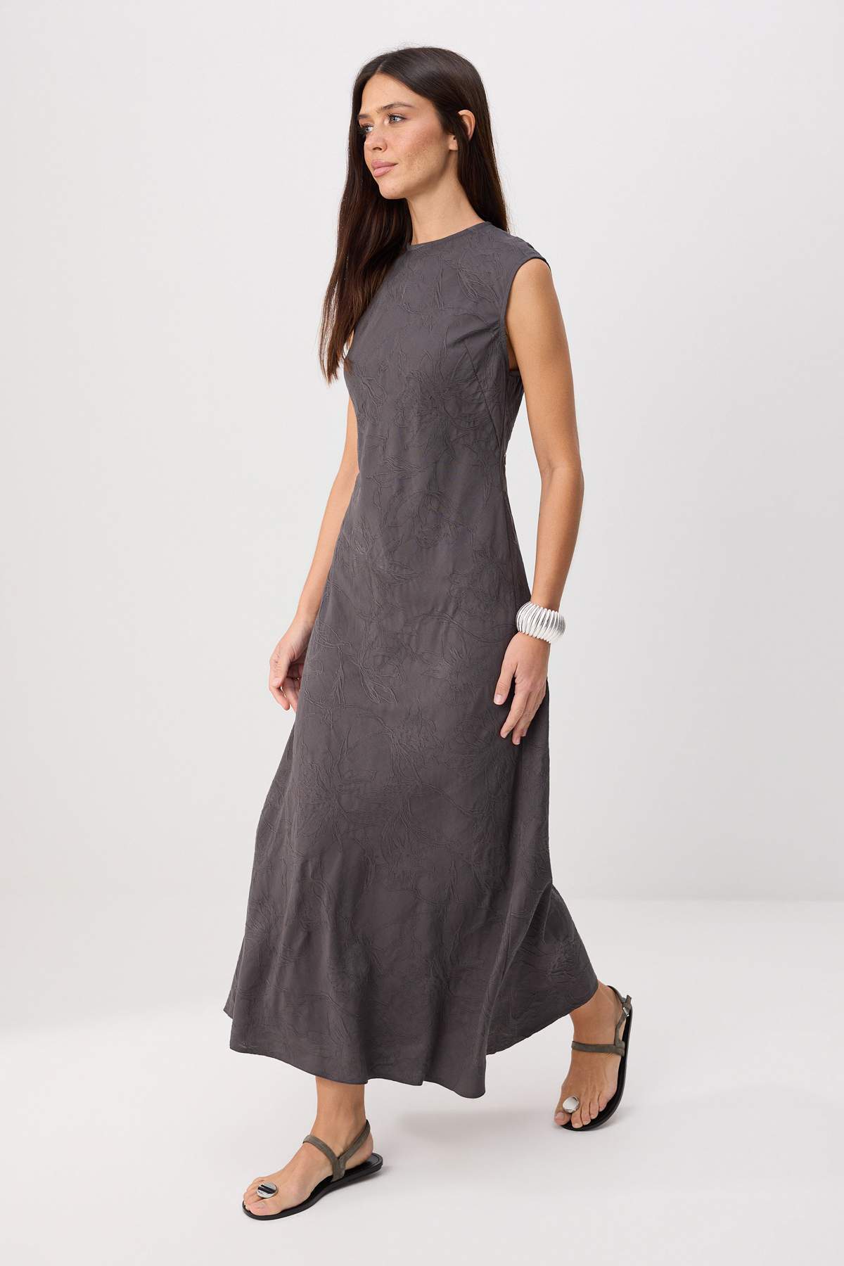 Trendyolmilla Gri Çiçek ve Jakarlı Kolsuz Maxi Dokuma Elbise TWOSS26EL00580
