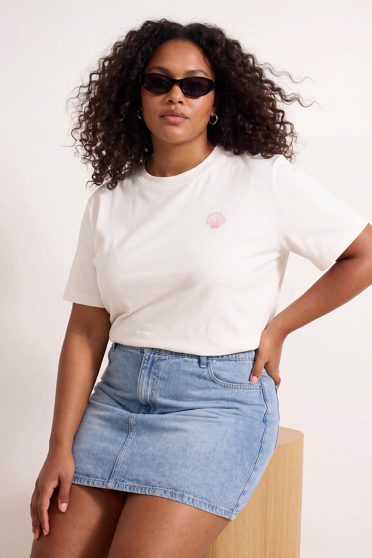 Trendyolmilla Curve Ekru Nakışlı Regular/Normal Kalıp Kısa Kollu %100 Pamuk Örme Büyük Beden T-Shirt TBBSS26BF00080