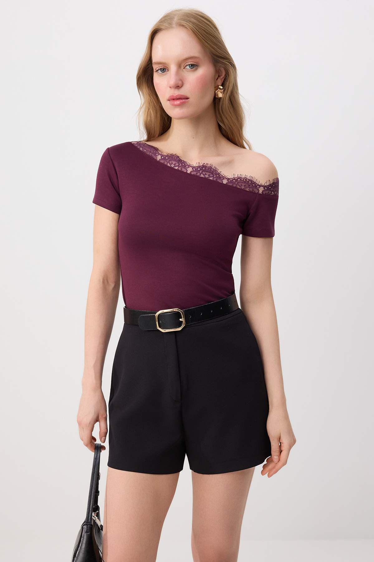 Trendyolmilla Bordo Fitted/Vücuda Oturan Kayık Yaka Dantel Detaylı Crop/Kısa Yumuşak Örme Bluz TWOSS26BZ00914