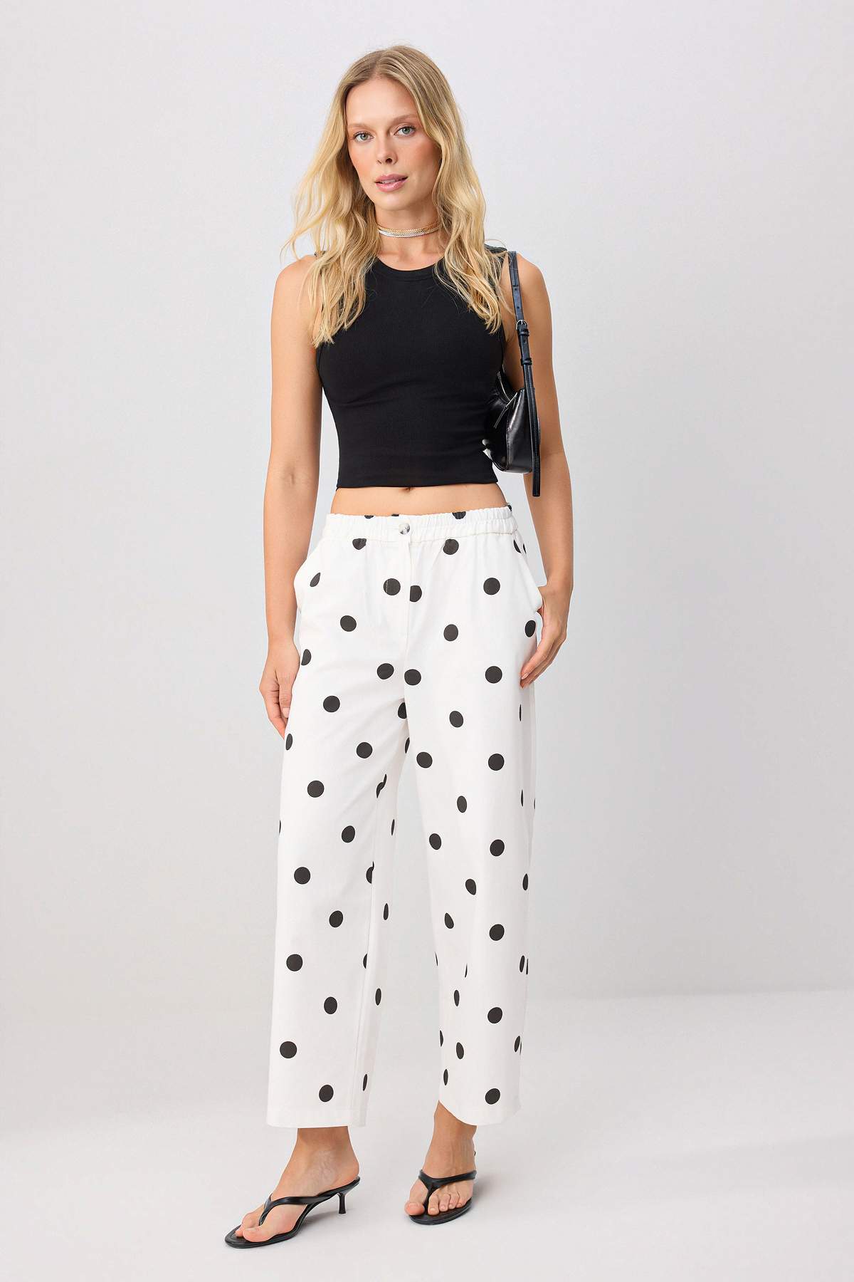 Trendyolmilla Beyaz-Çok Renkli Puantiyeli Barrel Beli Lastikli Gabardin Pantolon TWOSS26PL00131