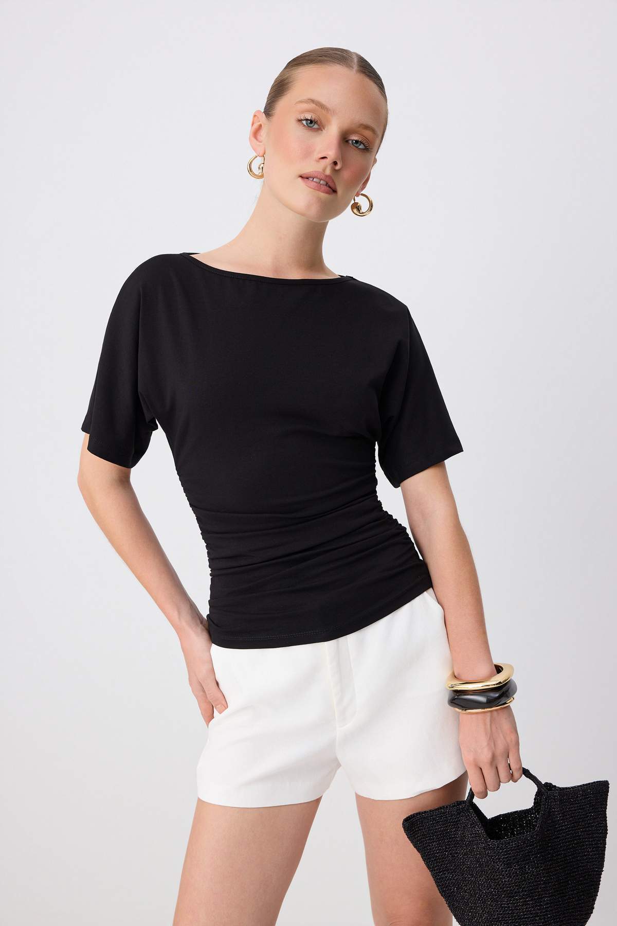 Trendyolmilla Siyah Düz Fitted Kayık Yaka Yarasa Kol Truvakar Kol Pamuklu Esnek Örme T-Shirt TWOSS26TS00343