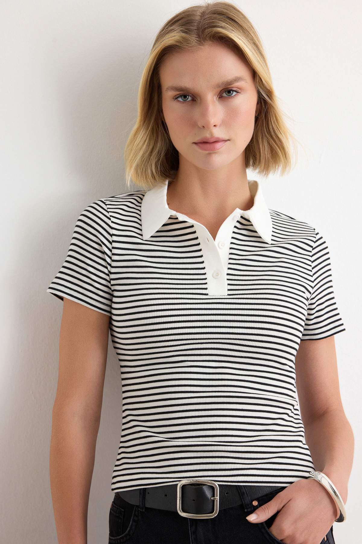 Trendyolmilla Ekru Çizgili Fitted Polo Yaka Standart Kol Kaşkorse Örme Bluz TWOAW27BZ00076