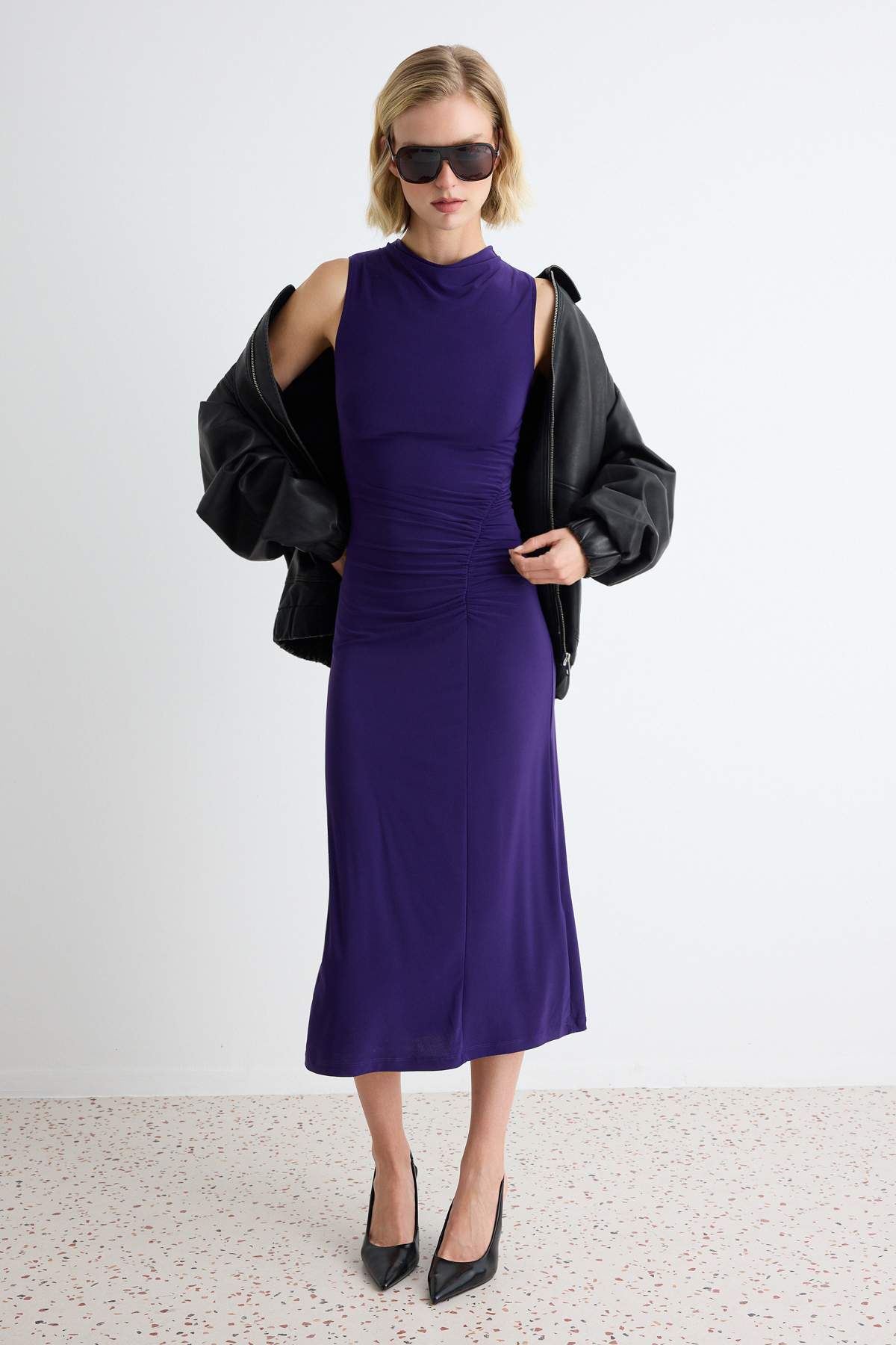 Trendyolmilla Mor Bodycon/Vücuda Oturan Kayık Yaka Kolsuz Midi Esnek Astarlı Örme Elbise TWOAW27EL00055