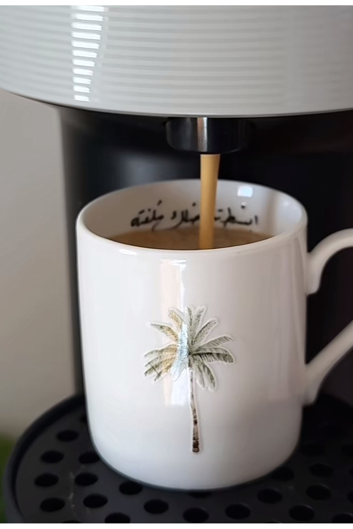 اكواب قهوة مع صحن