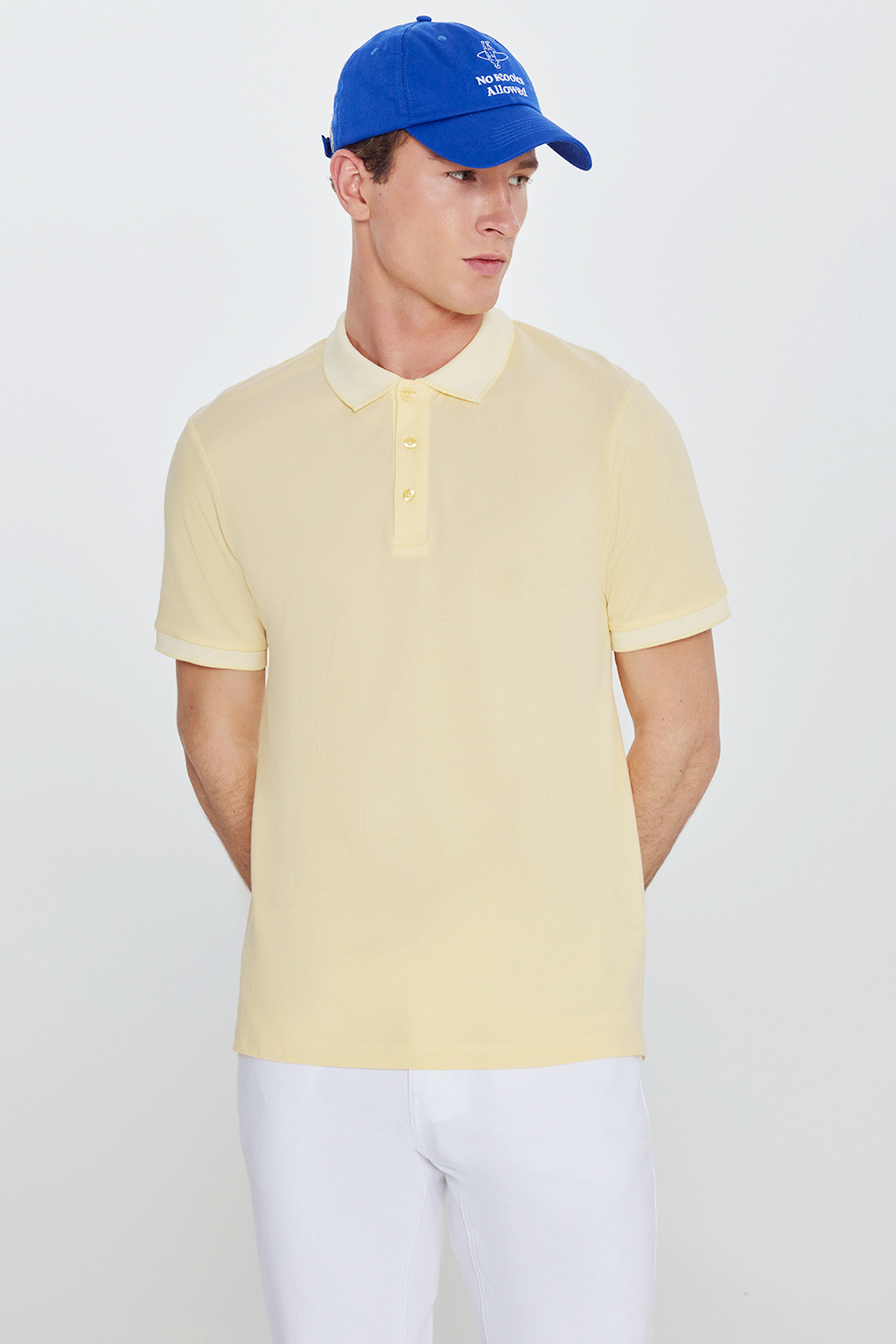 AC&Co / Altınyıldız Classics Erkek Çekmeyen Pamuklu Kumaş Slim Fit Dar Kesim Sarı-Beyaz Kıvrılmaz Polo Yaka Tişört görsel 2