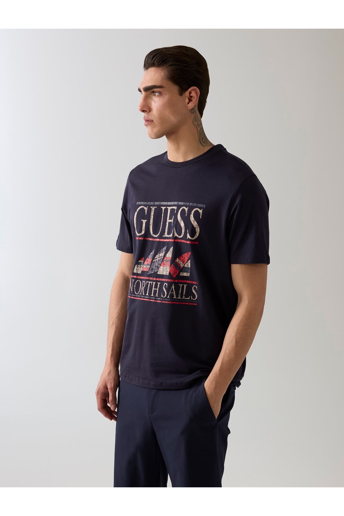 تیشرتزنانهGuessرنگارنگ تیشرتزنانهGuessرنگارنگ