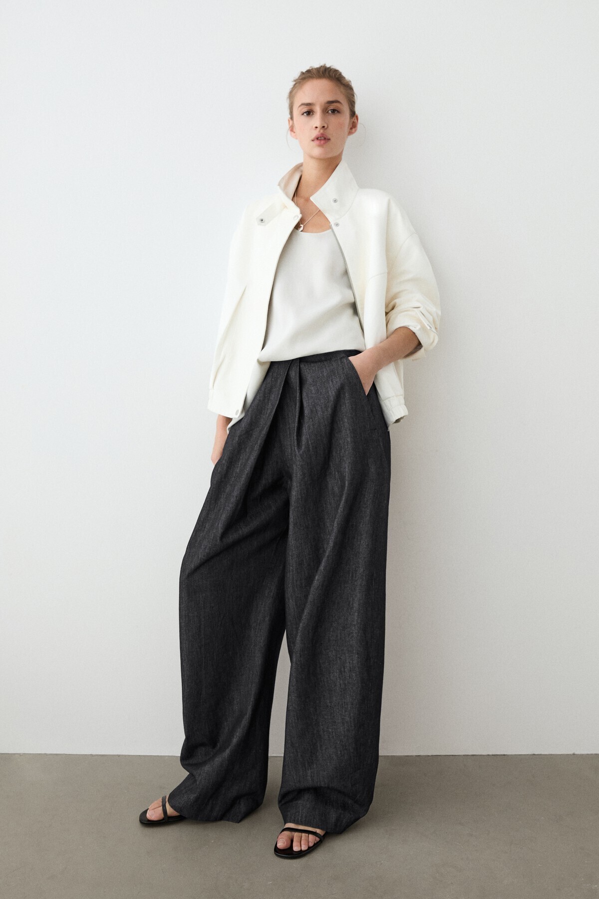 High-waisted trousers with cross detail