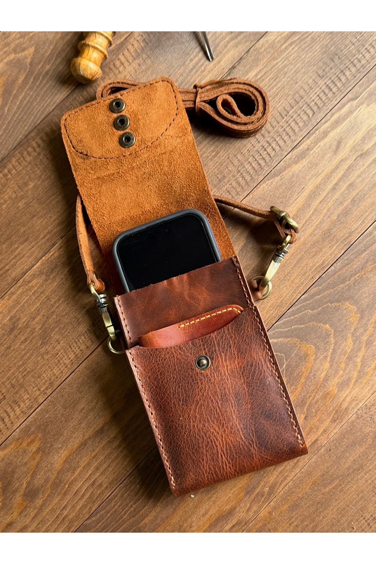Wild West Crafted Kanguru Man Düz El yapımı Erkek çapraz çanta. Günlük şık pratik kullanım.Doğum günü&Babalar günü&Sevgililer günü hediyesi görsel 2