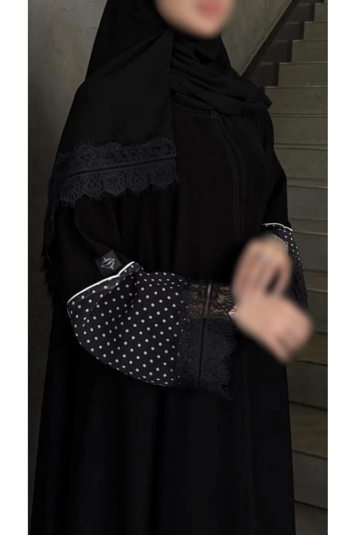 Rosana عباية السهد, بنقوش بيضاء على الاكمام