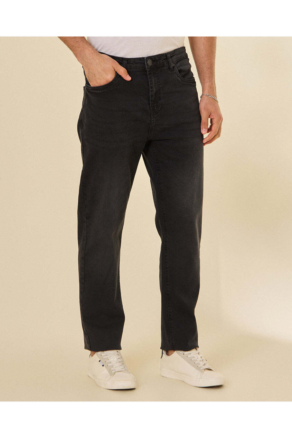 REDTAG Men Black Plain Skater Fit Jeans